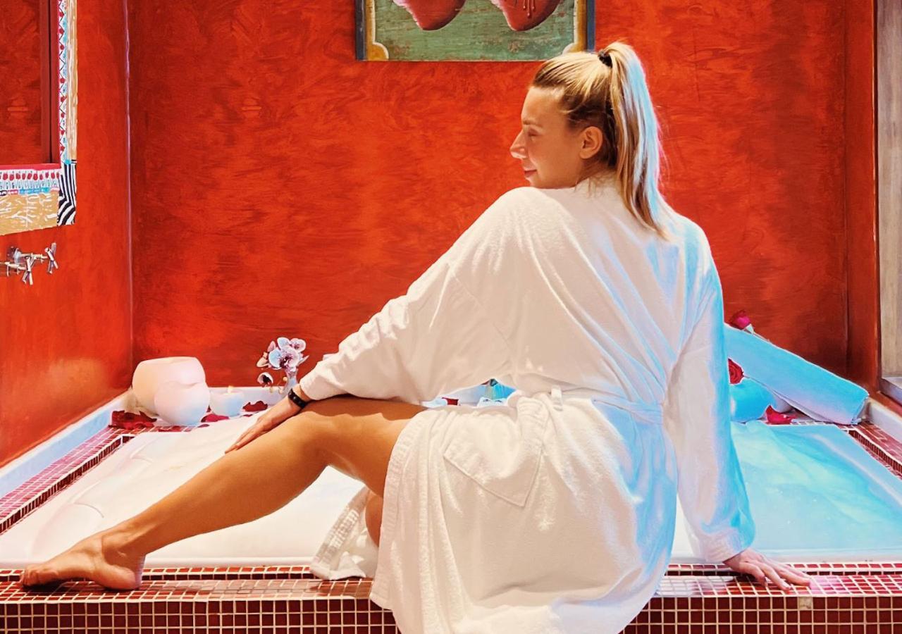 Dpny海滩水疗酒店 伊利亚贝拉 外观 照片 A woman wearing a bathrobe