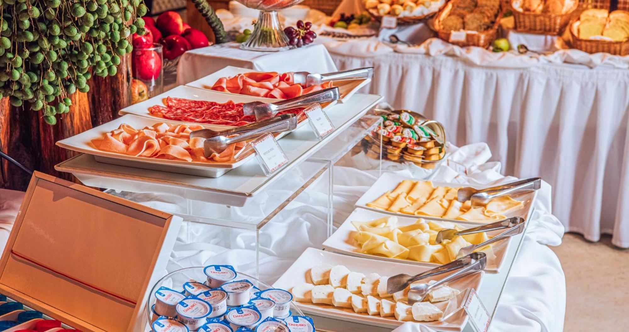Dpny海滩水疗酒店 伊利亚贝拉 外观 照片 A buffet